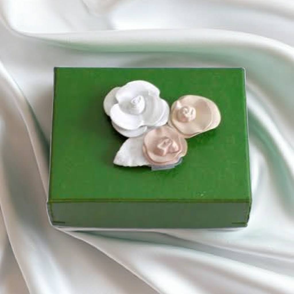 Geschenkbox grün lackiert mit Porzelanblümchen