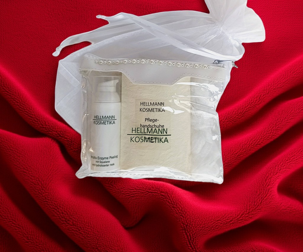 Geschenkset fr Gesicht und Hnde 2 teilig auf rotem Handtuch