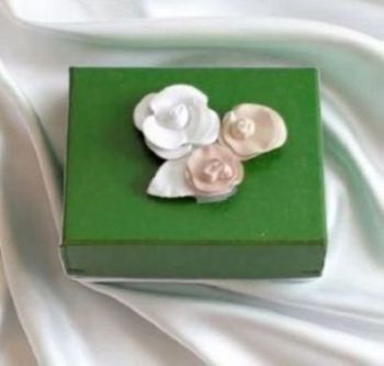 Geschenkbox grün lackiert mit Porzelanblümchen