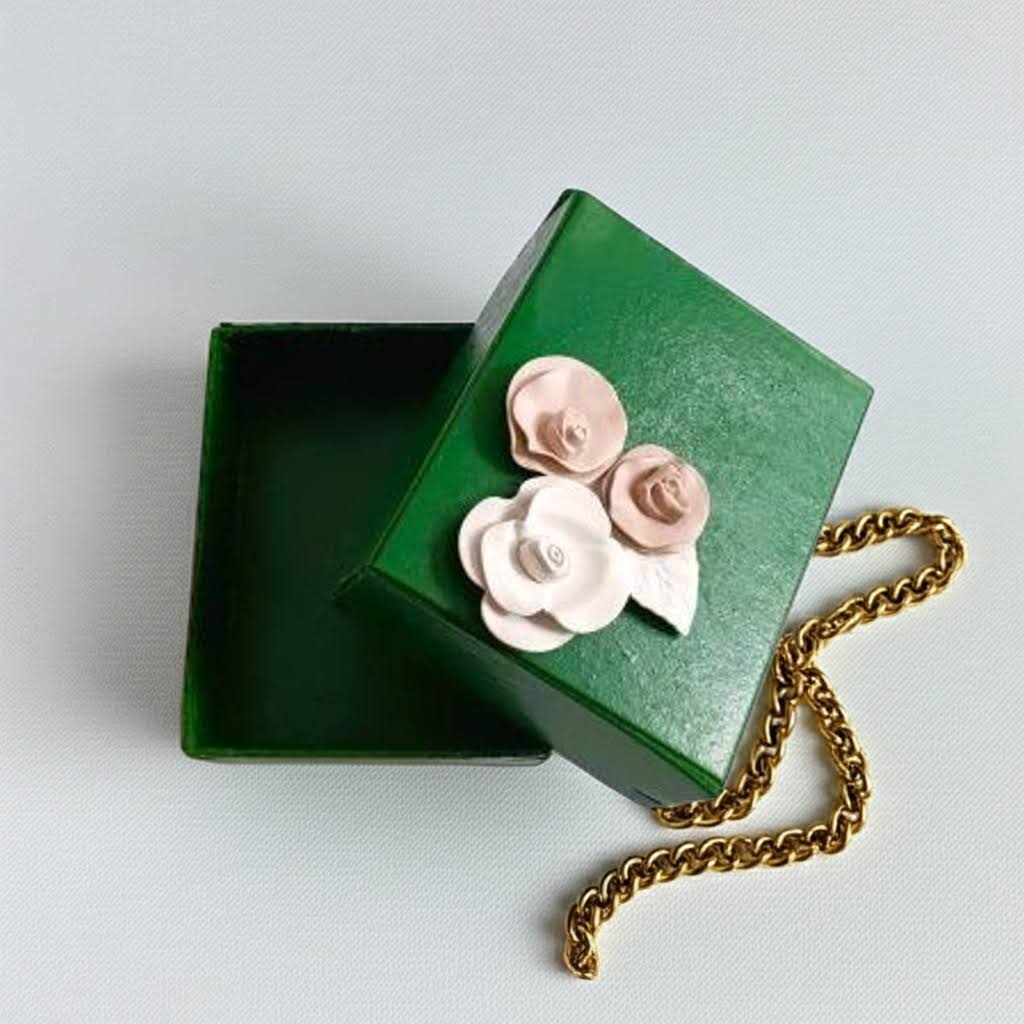 Geschenkbox dunkelgrn lackiert mit Porzelanblmchen k